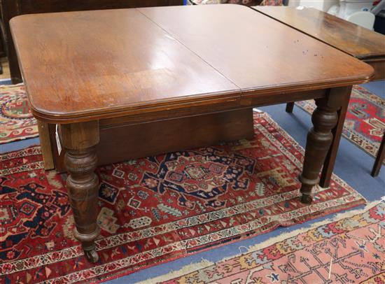 A late Victorian oak extending dining table, W.137cm (without leaves)